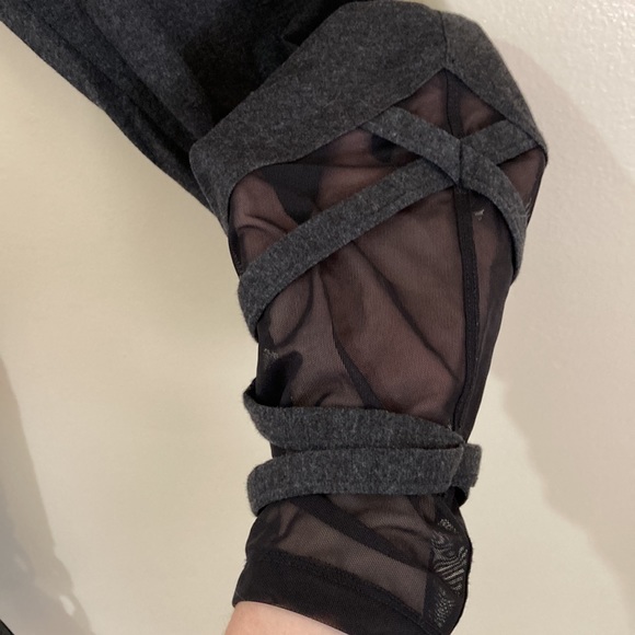 PINK VS Yoga high waisted capris with mesh bottoms - Picture 6 of 8